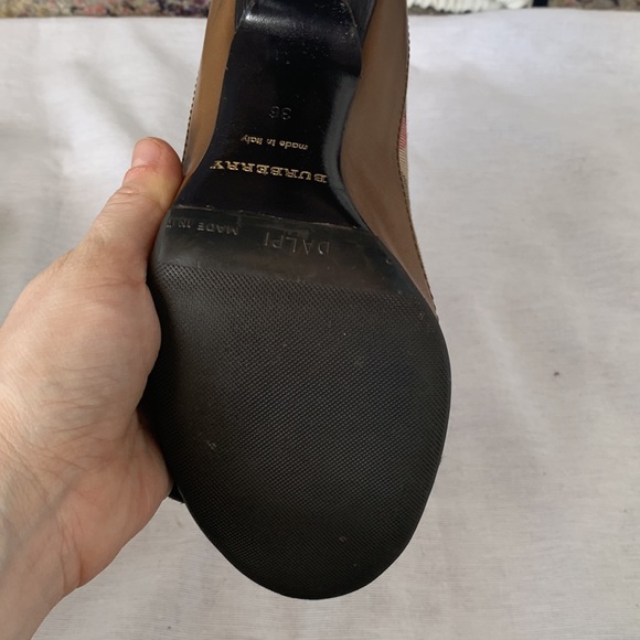 Burberry heels with buckle detail - Picture 7 of 8
